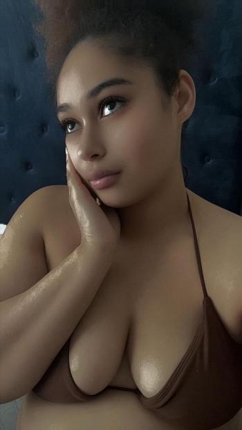 Vanilla, 22  female escort, Springfield